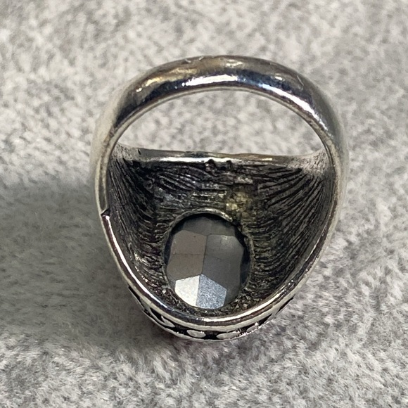 Silvertone Men’s Ring: Celtic-Inspired Filigree Design w/Red Oval Stone - Size 8 - Picture 10 of 11